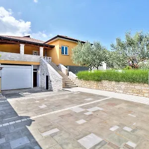 Lana House With Petrovija
